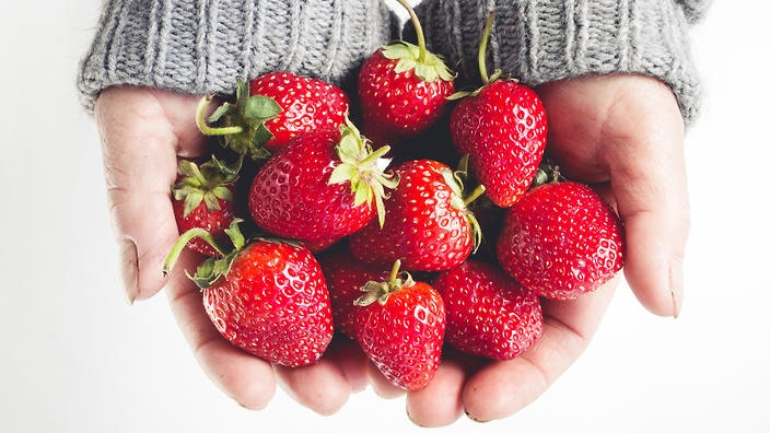 strawberry dapat menjadi makanan penurun asam urat